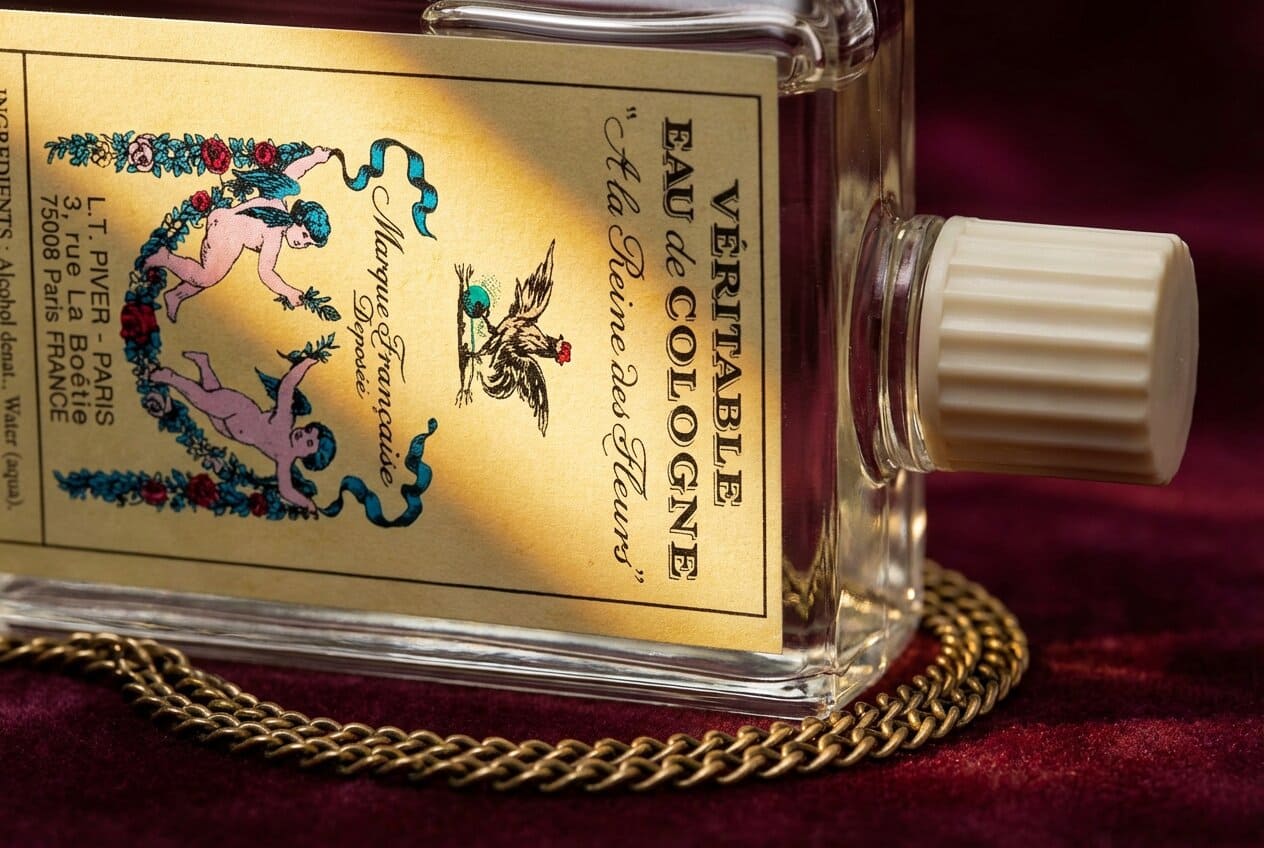 Macro étiquette sur velours et or